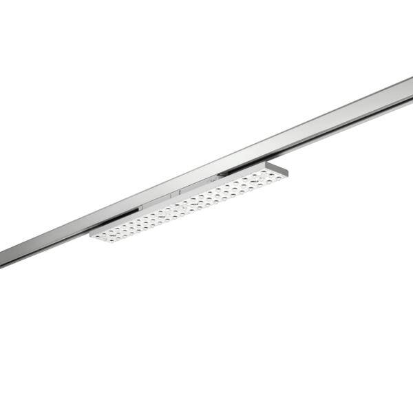 Minimalistické stropní kolejnicové světlo s tenkou chromovanou kolejnicí a malým obdélníkovým reflektorem na bílém pozadí