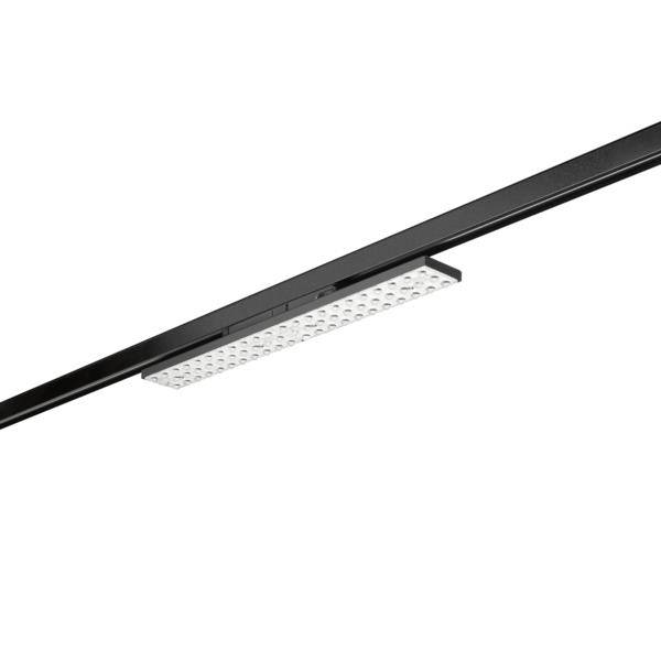 Černý lineární LED svítící prvek na gumovém pásu s děrovaným bílým difuzorem na bílém pozadí.