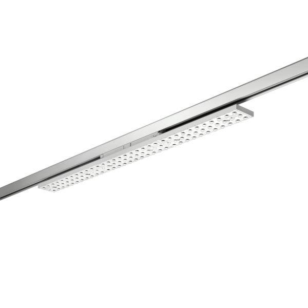 Tenký chromový kolejnicový reflektor s dlouhým obdélníkovým LED panelem a mnoha malými perforациями, zobrazený na bílém pozadí.