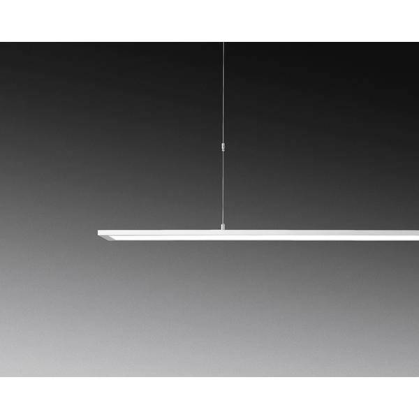 Minimalistické závěsné lineární LED světlo s tenkou bílou lištou na tenkém kabelu před tmavě šedým gradientním pozadím.