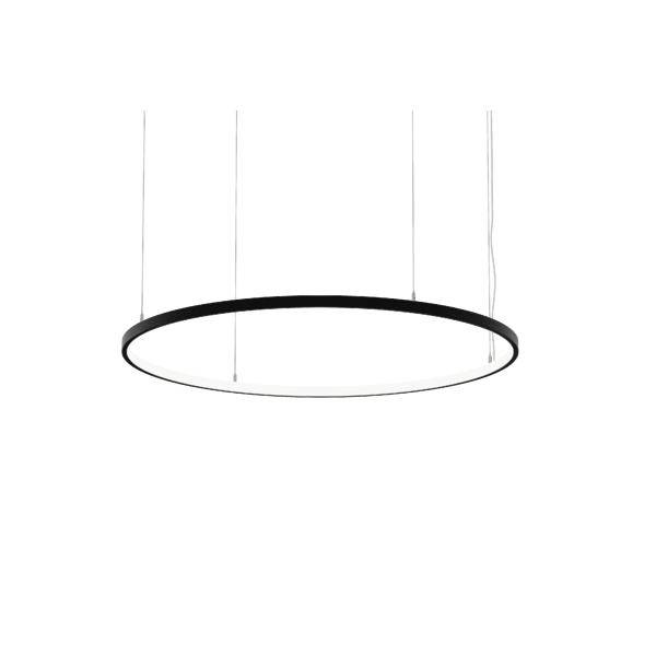 Minimalistické černé kulaté závěsné světlo zavěšené čtyřmi tenkými kabely na bílém pozadí.