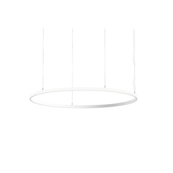 Minimalistické bílé kulaté závěsné světlo висящее na tenkých vertikálních kabelech na jednolitém bílém pozadí.
