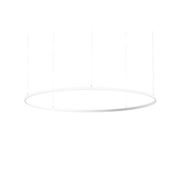 Minimalistické bílé kruhové závěsné svítidlo zavěšené na tenkých kabelech na bílém pozadí.