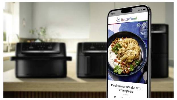 Smartphone zobrazující aplikaci BetterFood s receptem na "Steaky z květáku s cizrnou" v kuchyňském prostředí.