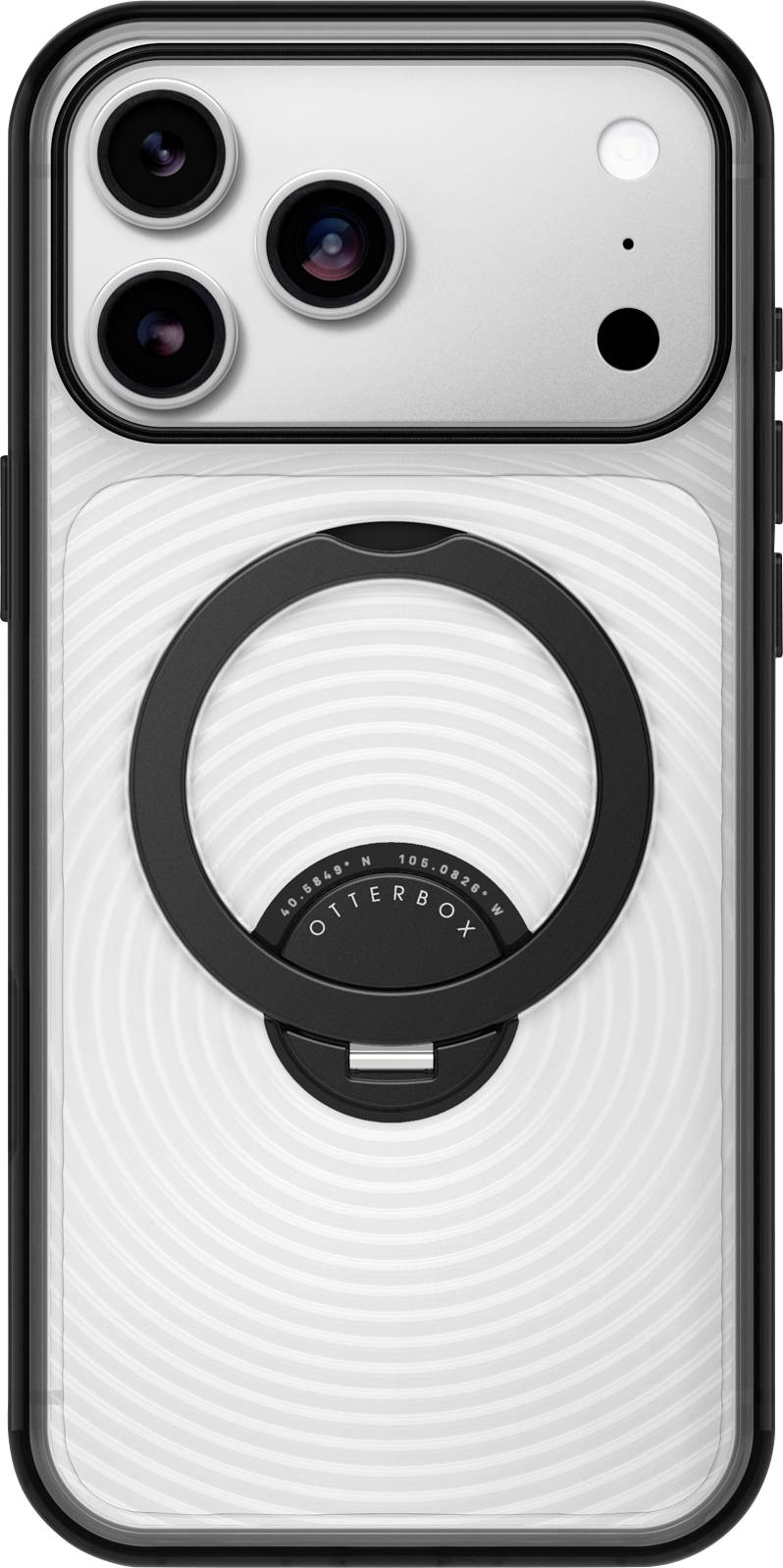 Detailní snímek stříbrného pouzdra na chytrý telefon se třemi zadními objektivy fotoaparátu a kruhovým magnetickým stojánkem v centru.