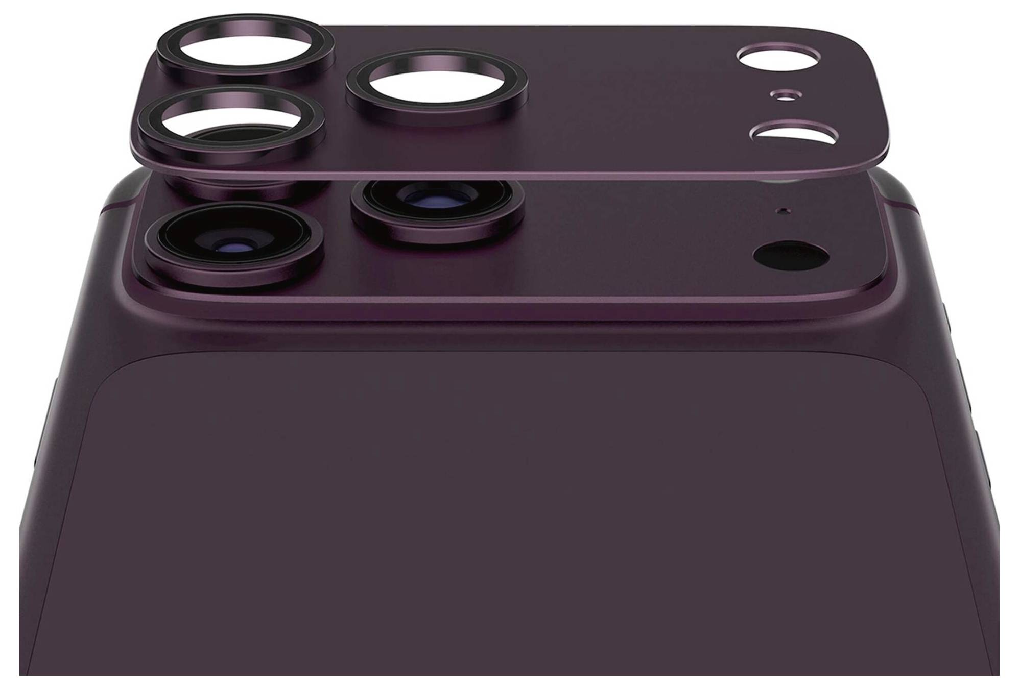 Detailní pohled na zadní fotoaparátový modul smartphonu se třemi velkými výřezy objektivů a menšími otvory senzoru/blesku na temně fialovém těle telefonu.
