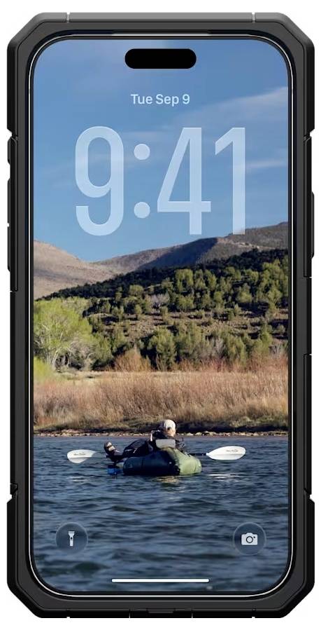 Zamykací obrazovka ve stylu iPhonu zobrazující 9:41 v úterý 9. září přes tapetu osoby, která jezdí na kajaku na jezeře s horami v pozadí.