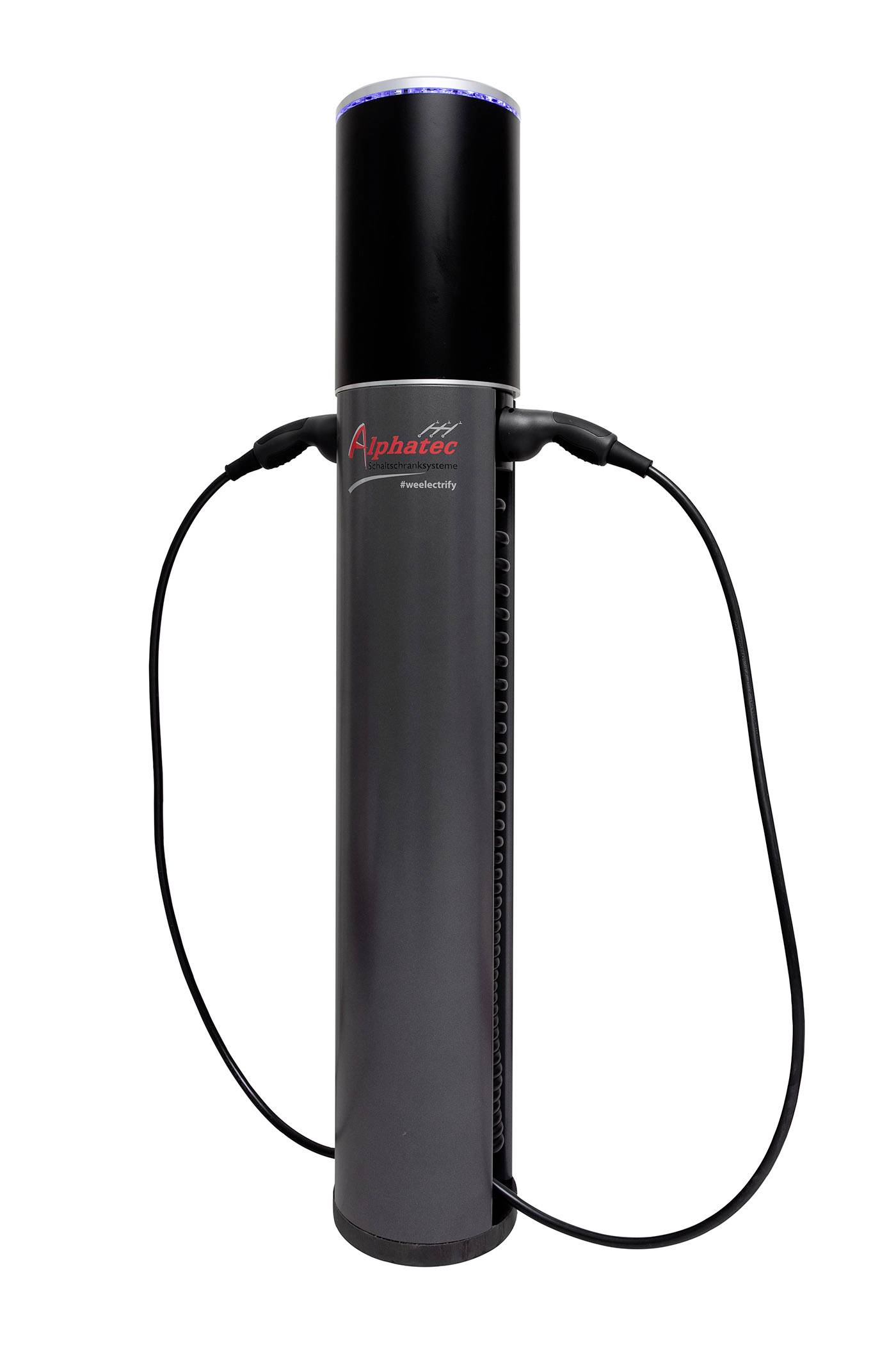 Přenosná válcová nabíjecí stanice Alphatec EV se dvěma připojenými kabely na bílém pozadí.