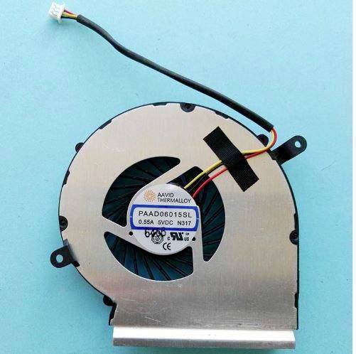 Chladicí ventilátor notebooku s připojeným napájecím kabelem na modrém pozadí, označený 'AAVID THERMALLOY PAAD06015SL 0.55A 5VDC'.