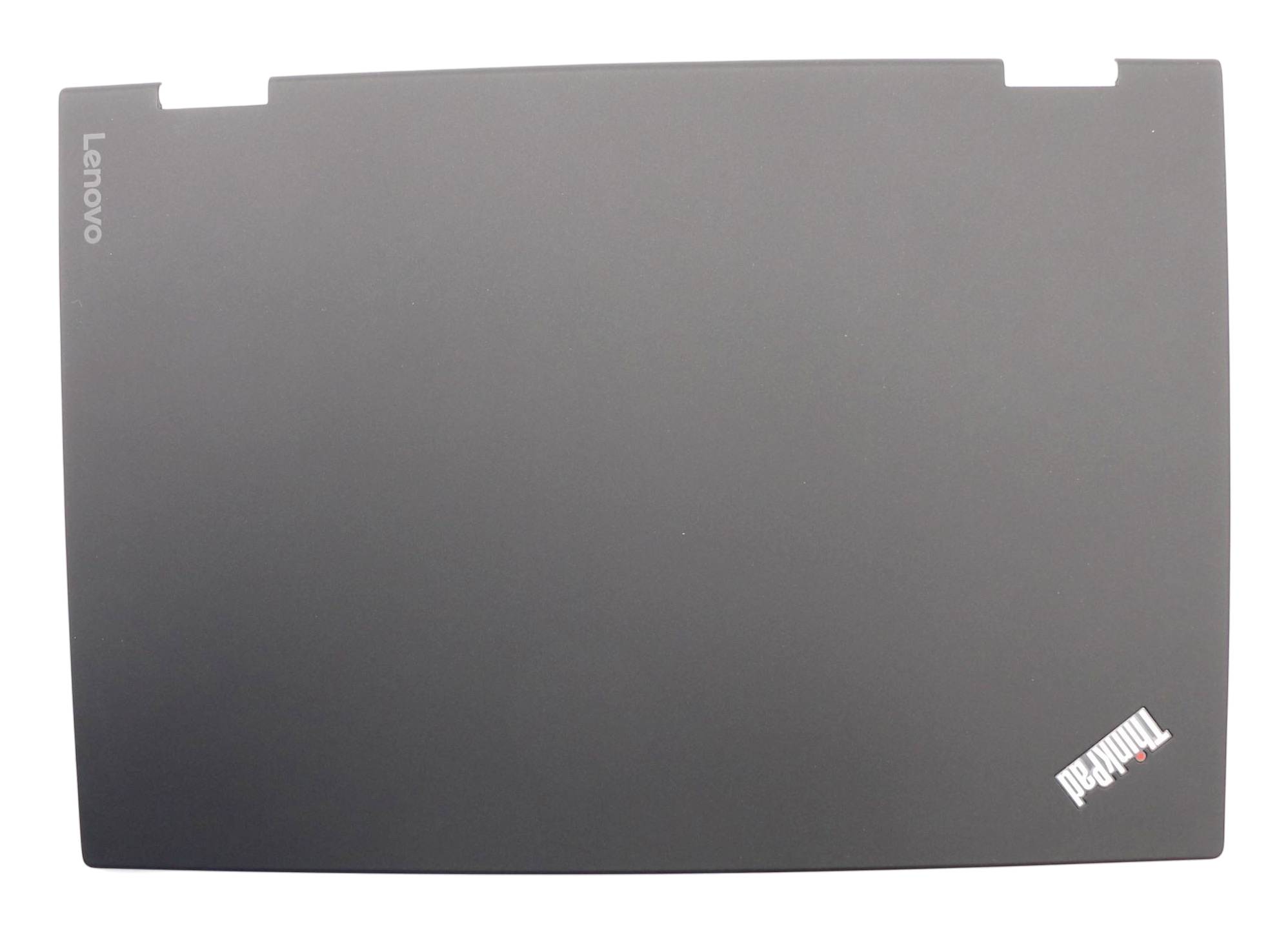 Černý kryt notebooku Lenovo videný shora, s logem Lenovo na levém okraji a logem ThinkPad blízko pravého dolního rohu.