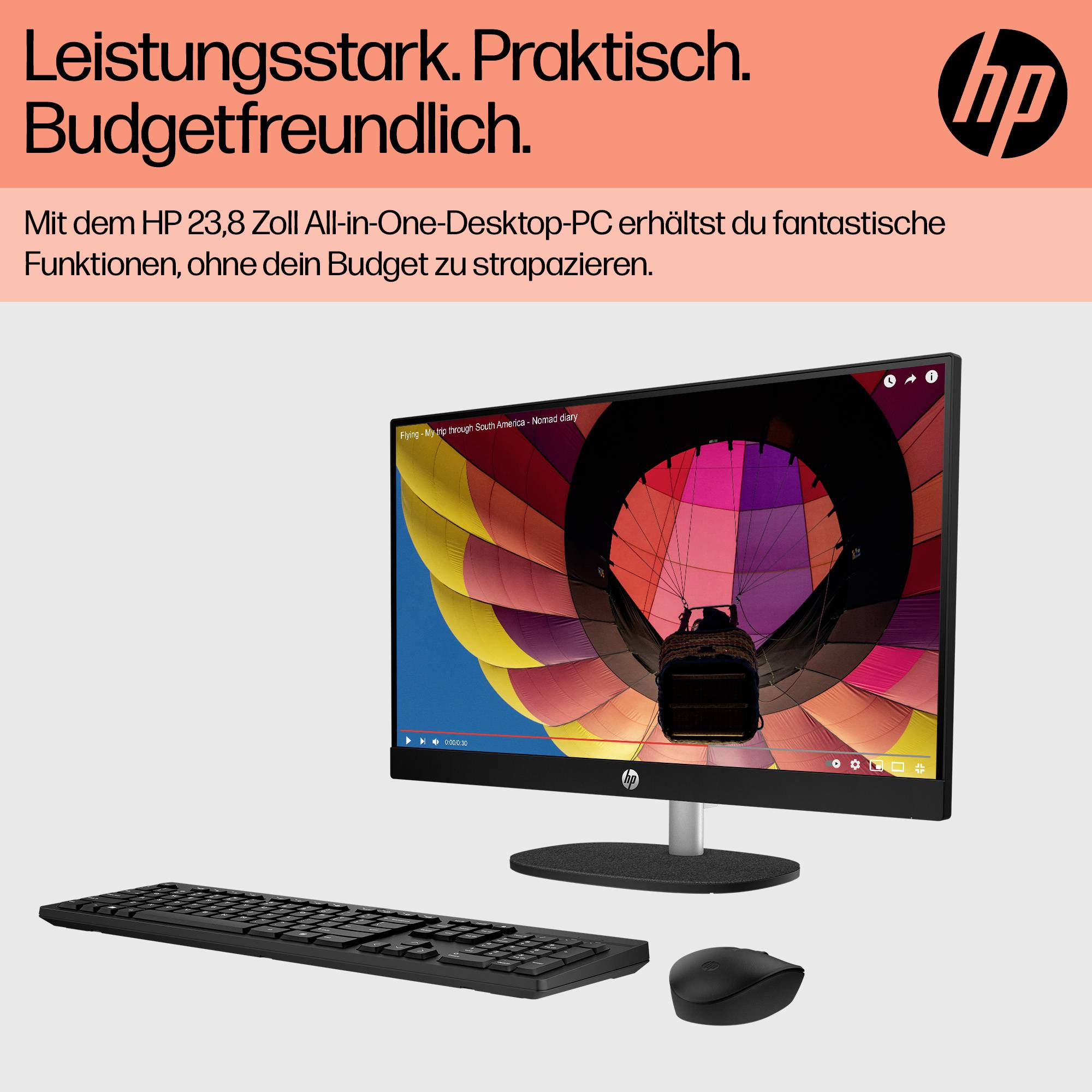 Obrázek z propagační kampaně HP ukazující vše-v-jednom stolní počítač s monitorem, klávesnicí a myší; německý text říká „Výkonný. Praktický. Cenově dostupný."