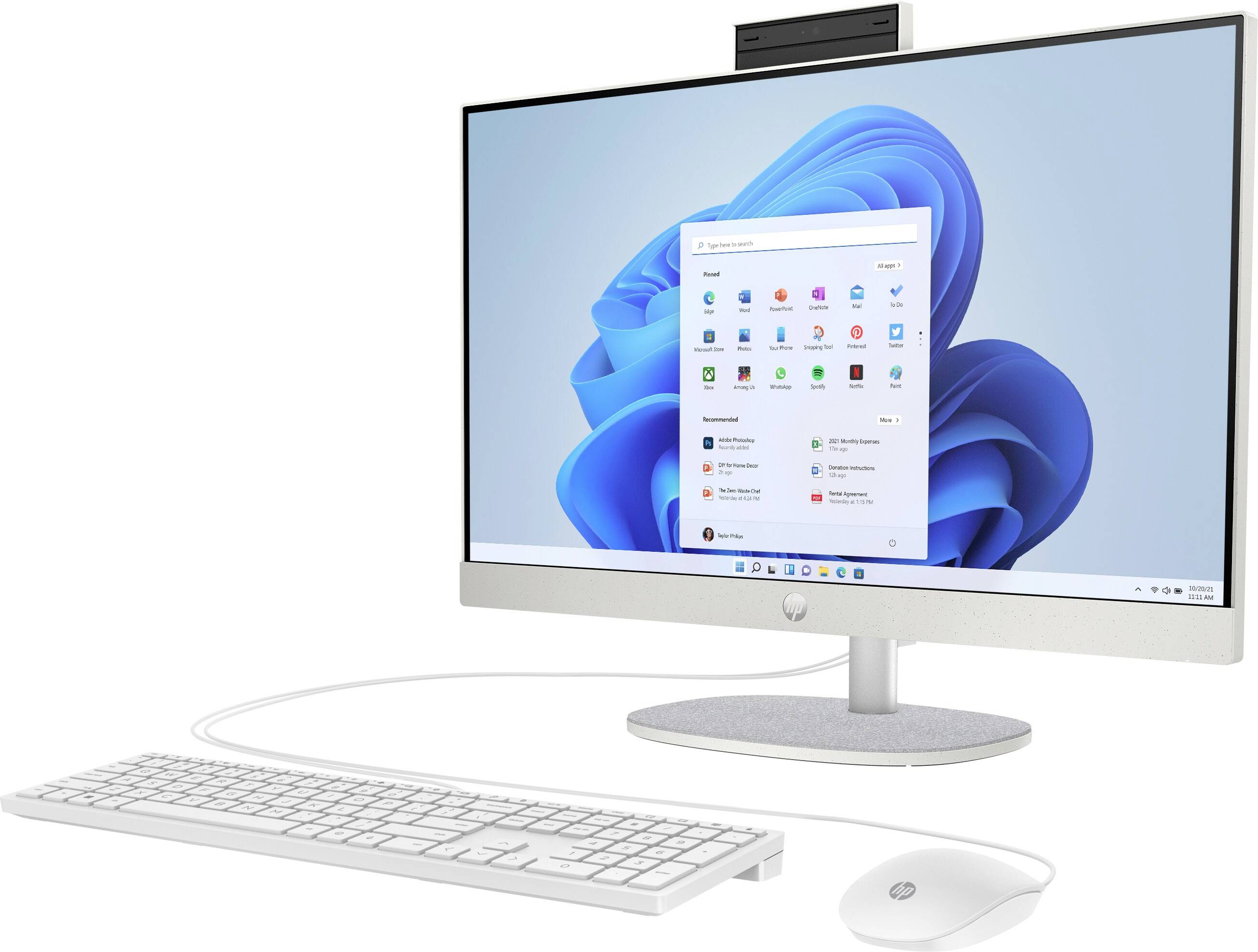 Desktopový počítač vše v jednom se systémem Windows 11 na obrazovce, zobrazen s klávesnicí a myší.