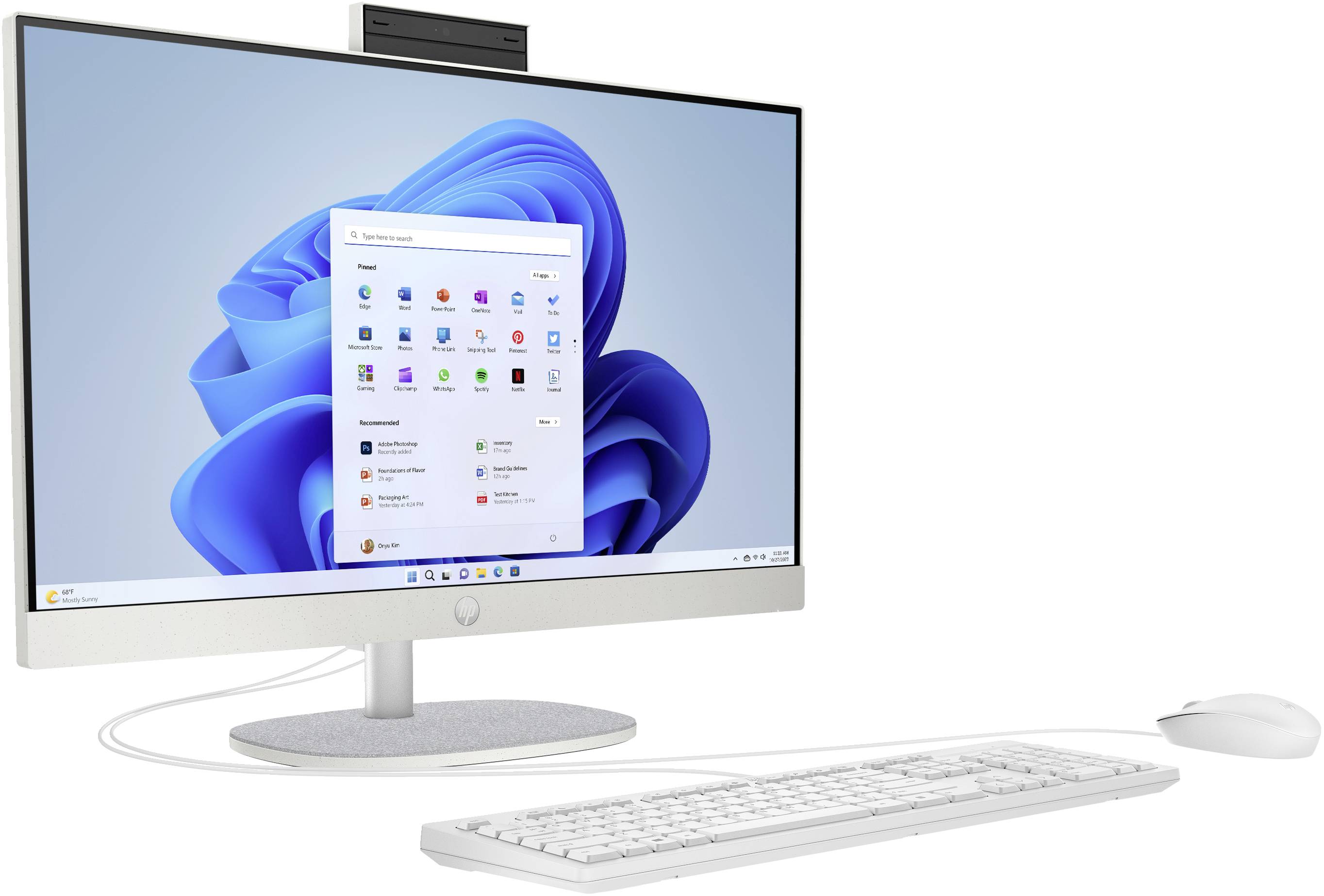 Bílý all-in-one počítač se zobrazeným startovním menu Windows 11 s odpovídající klávesnicí a myší