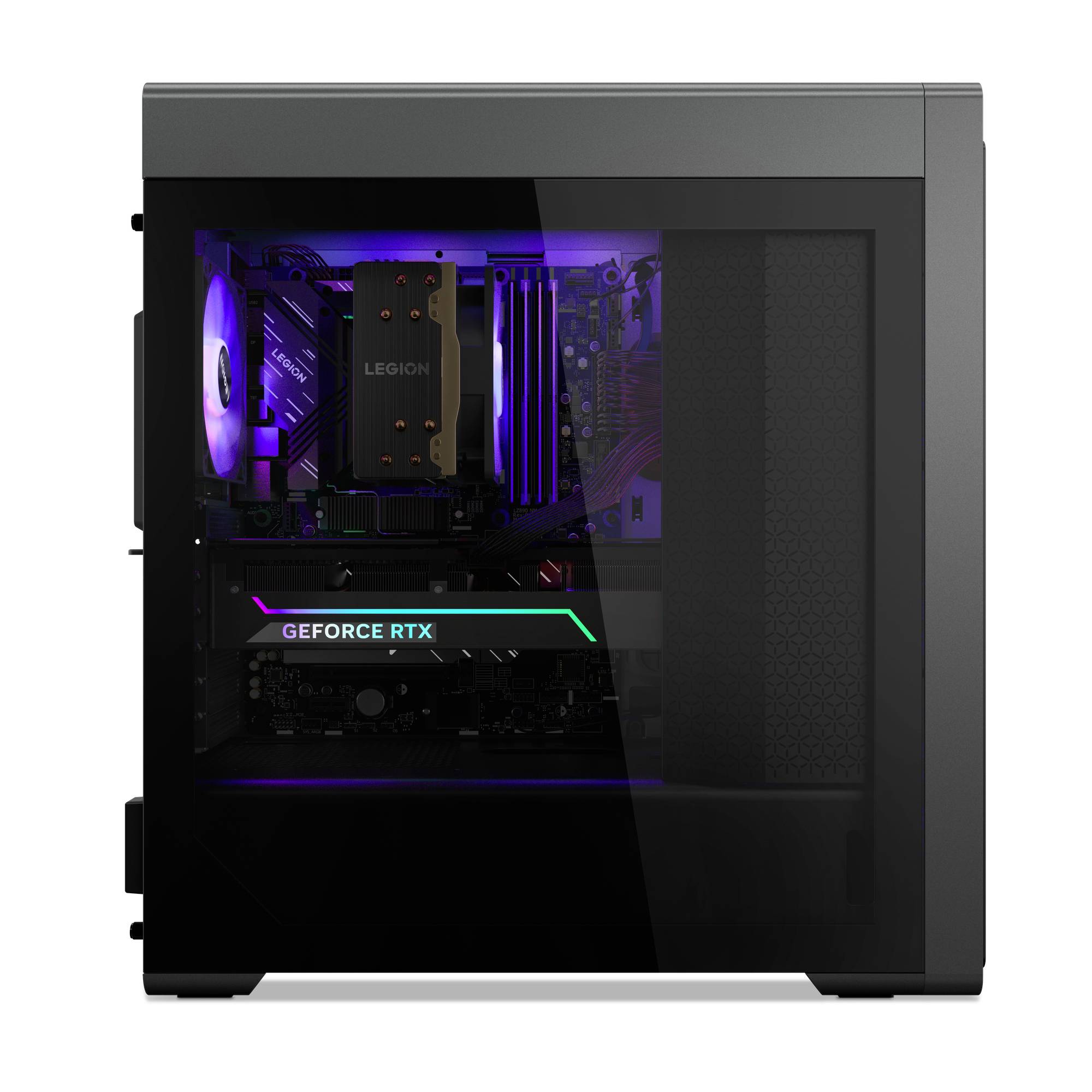 Věž stolního počítače se skleněným bočním panelem zobrazuje osvětlené herní komponenty, včetně chladiče CPU Lenovo Legion a grafické karty GeForce RTX.
