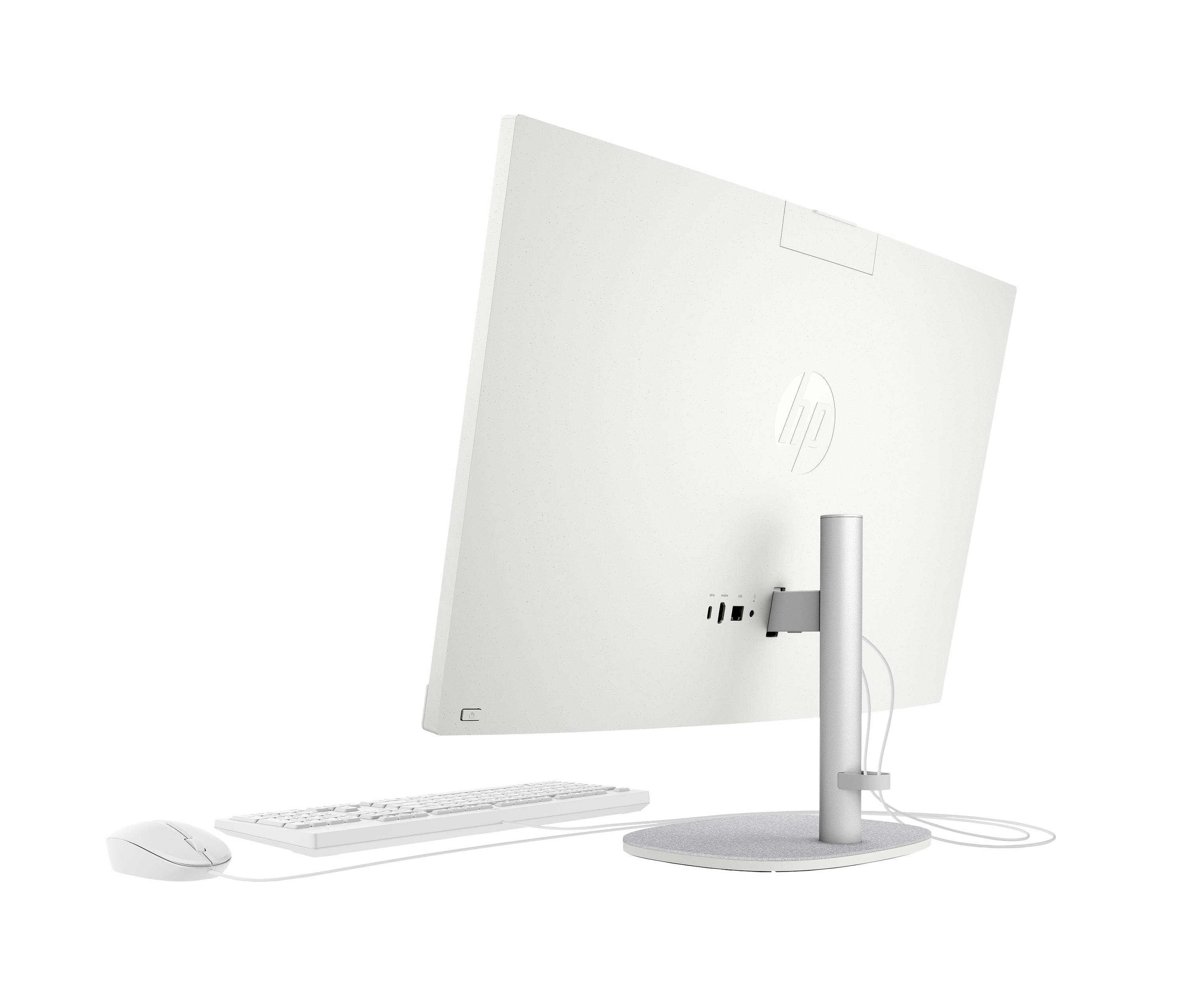 Zadní pohled na HP počítač all-in-one se stolní deskou, klávesnicí a myší na bílém pozadí.