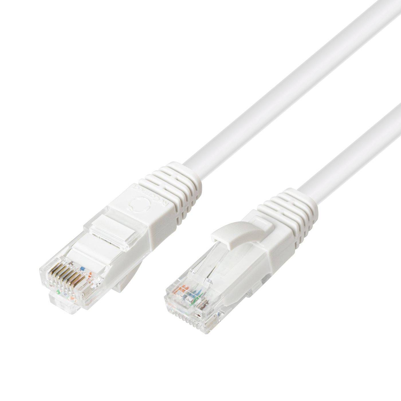 Dva bílé ethernetové kabely s konektory RJ45 zobrazené na bílém pozadí.