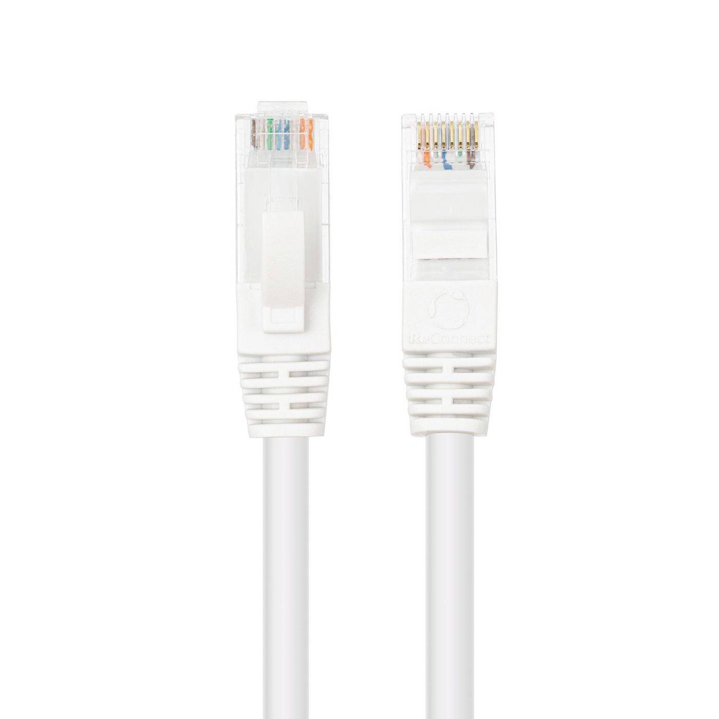 Dva bílé síťové kabely Ethernet s konektory RJ45 zobrazené vedle sebe na jednolitém bílém pozadí.
