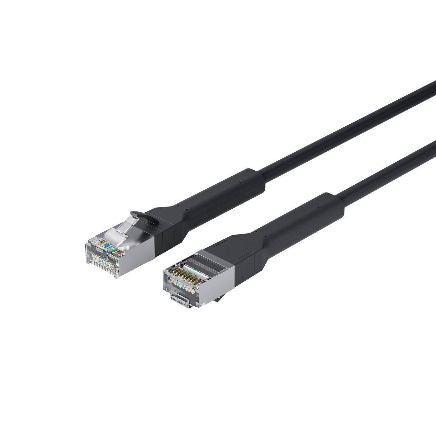 Dva černé ethernetové kabely s konektory RJ45 na bílém pozadí.