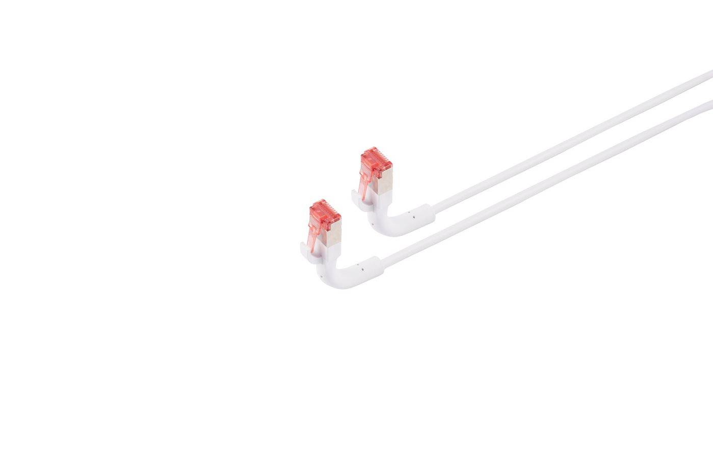 Dva bílé kabely s červenými konektory RJ45 na bílém pozadí s detailním zobrazením konců ethernetových kabelů.