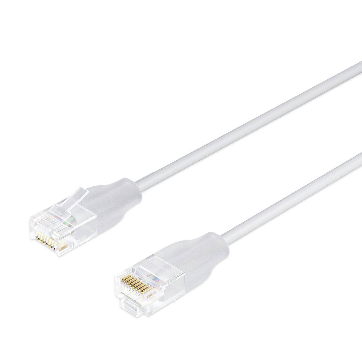 Dva bílé ethernetové kabely s transparentními konektory RJ45 na prostém bílém pozadí.