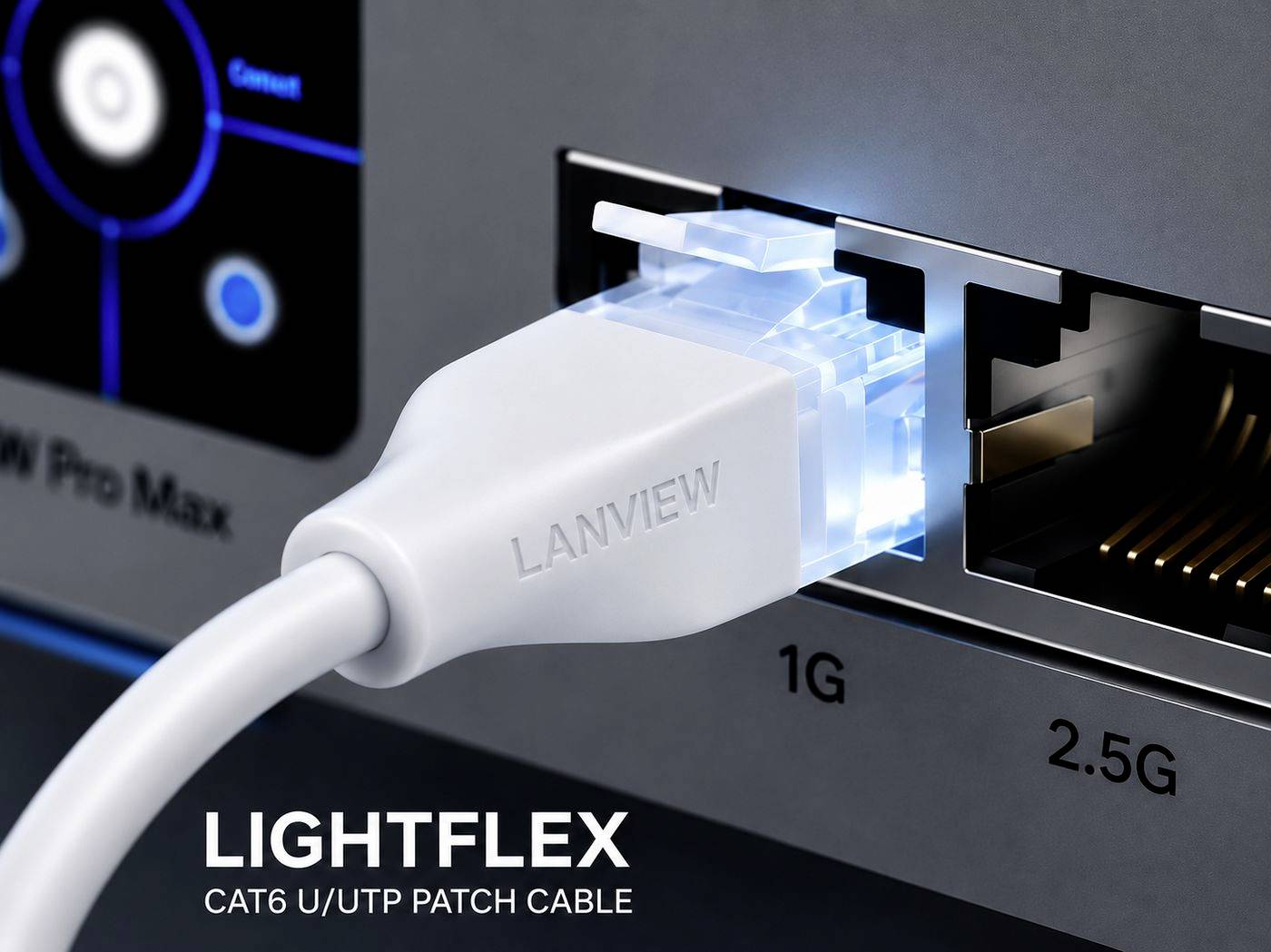 Detailní pohled na síťový patch kabel LANVIEW LIGHTFLEX CAT6 zapojený do portu sítě 1G, s portem 2,5G vedle něj.
