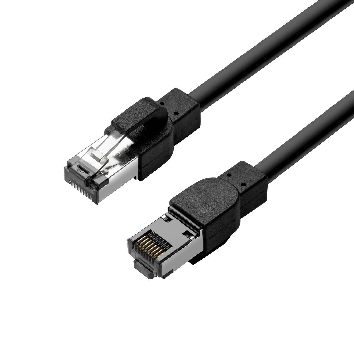 Dva černé ethernetové kabely s konektory RJ45, jeden průhledný konektor a jeden stíněný kovový konektor, zobrazené na bílém pozadí.