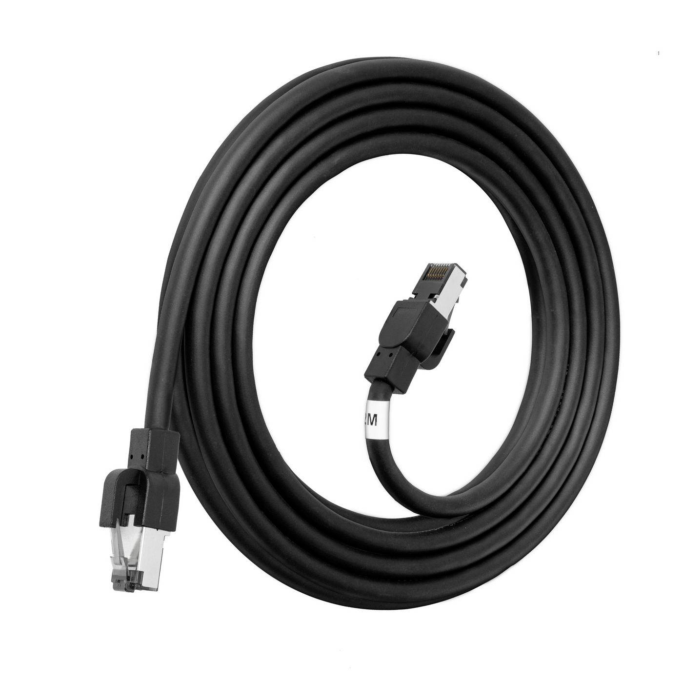 Vinutý černý kabel Ethernet s konektory RJ45 na obou koncích, zobrazený na bílém pozadí.