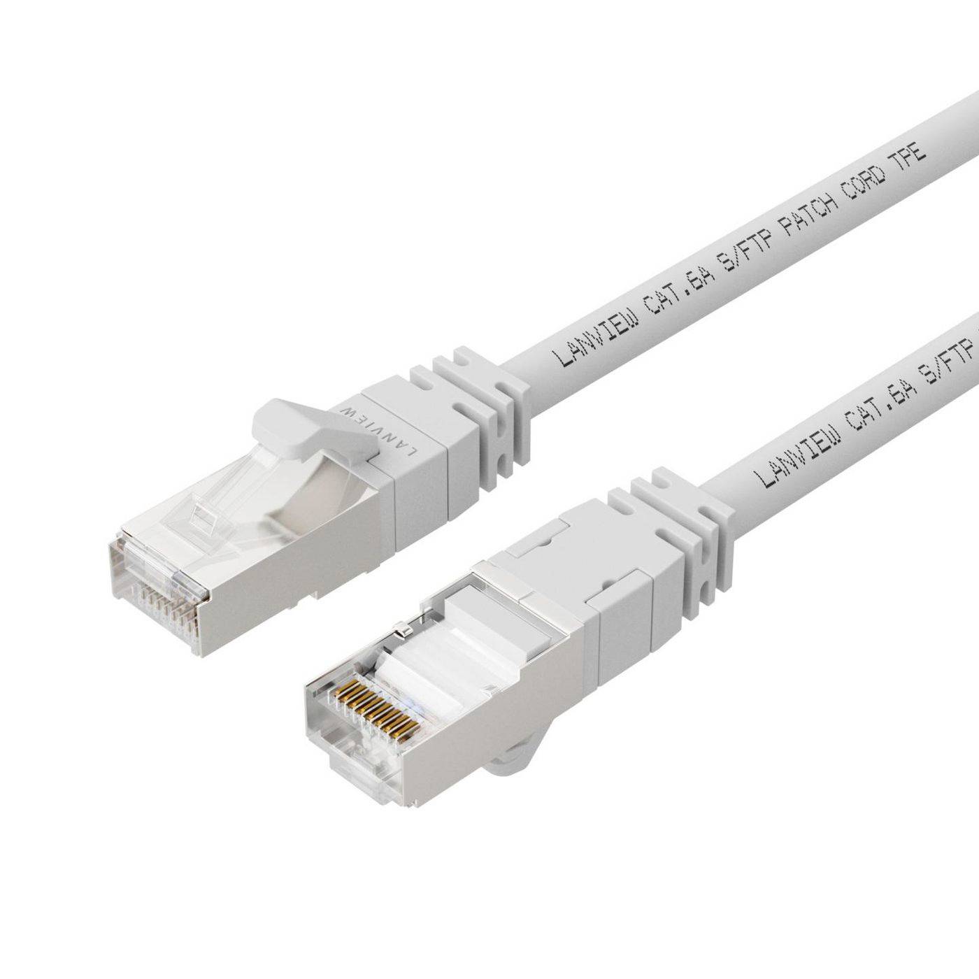 Dva bílé ethernetové patch kabely s konektory RJ45 na bílém pozadí, označené „LANTEI CAT.6A S/FTP PATCH CORD TPE".