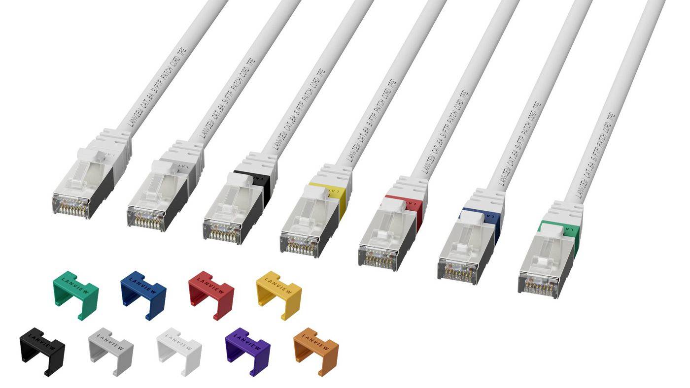 Několik ethernetových kabelů s konektory RJ45 zobrazenými výše se shodujícími barevnými klipsy konektoru a ochranný kryty, ilustrující barevné kódování kabelu nebo části identifikace.