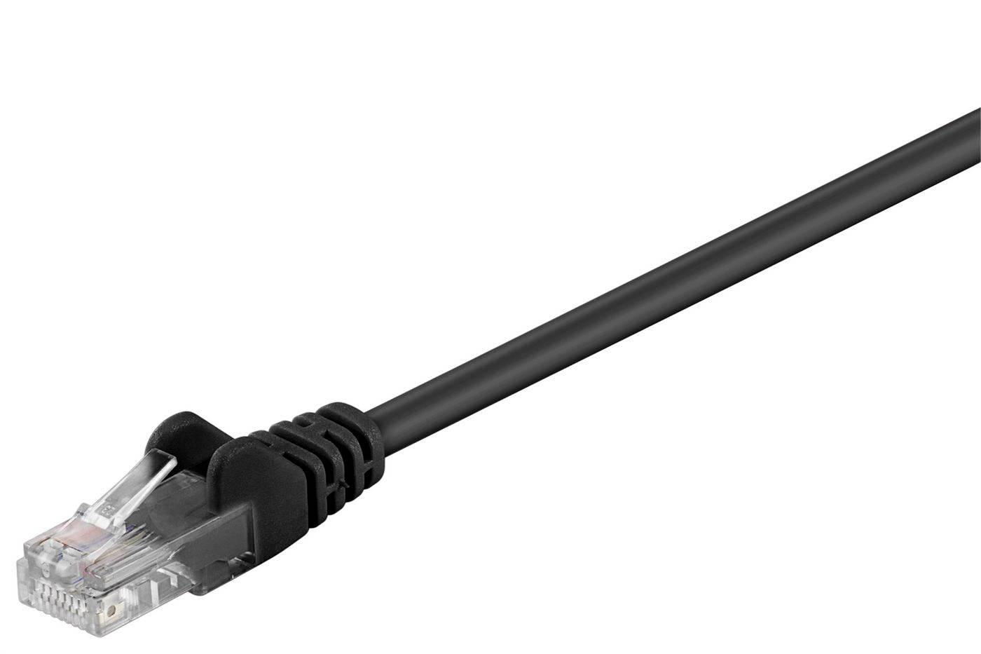 Černý síťový kabel Ethernet se konektorem RJ45 na bílém pozadí