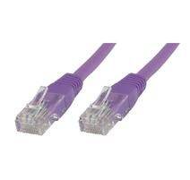 Dva fialové ethernetové kabely s průhlednými konektory RJ45 zobrazené vedle sebe na bílém pozadí.
