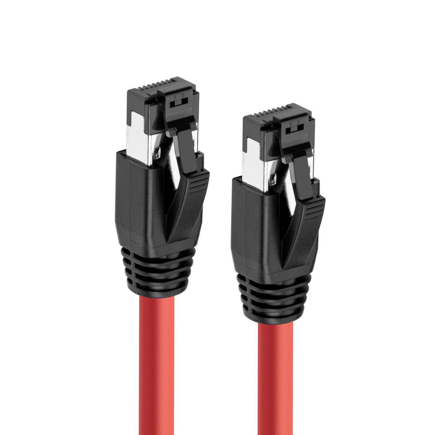 Dva červené ethernetové kabely s černými konektory RJ45 na bílém pozadí.