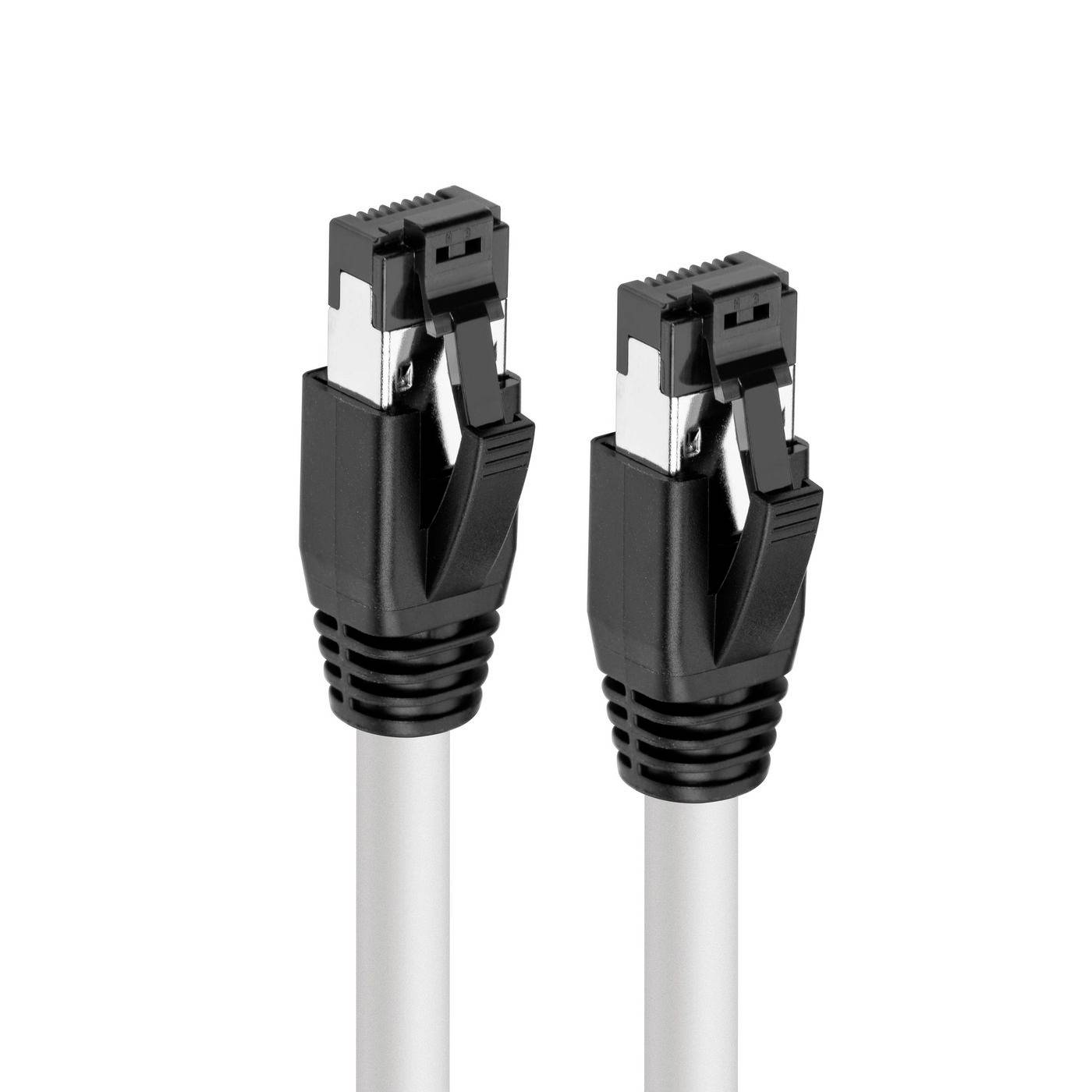 Dva šedé ethernetové kabely s černými konektory RJ45 na bílém pozadí.