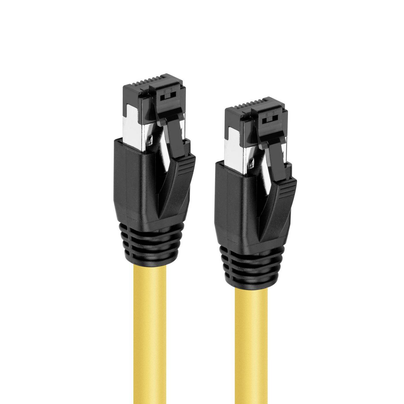 Dva černé konektory ethernetového síťového kabelu se žlutými kabely na bílém pozadí.