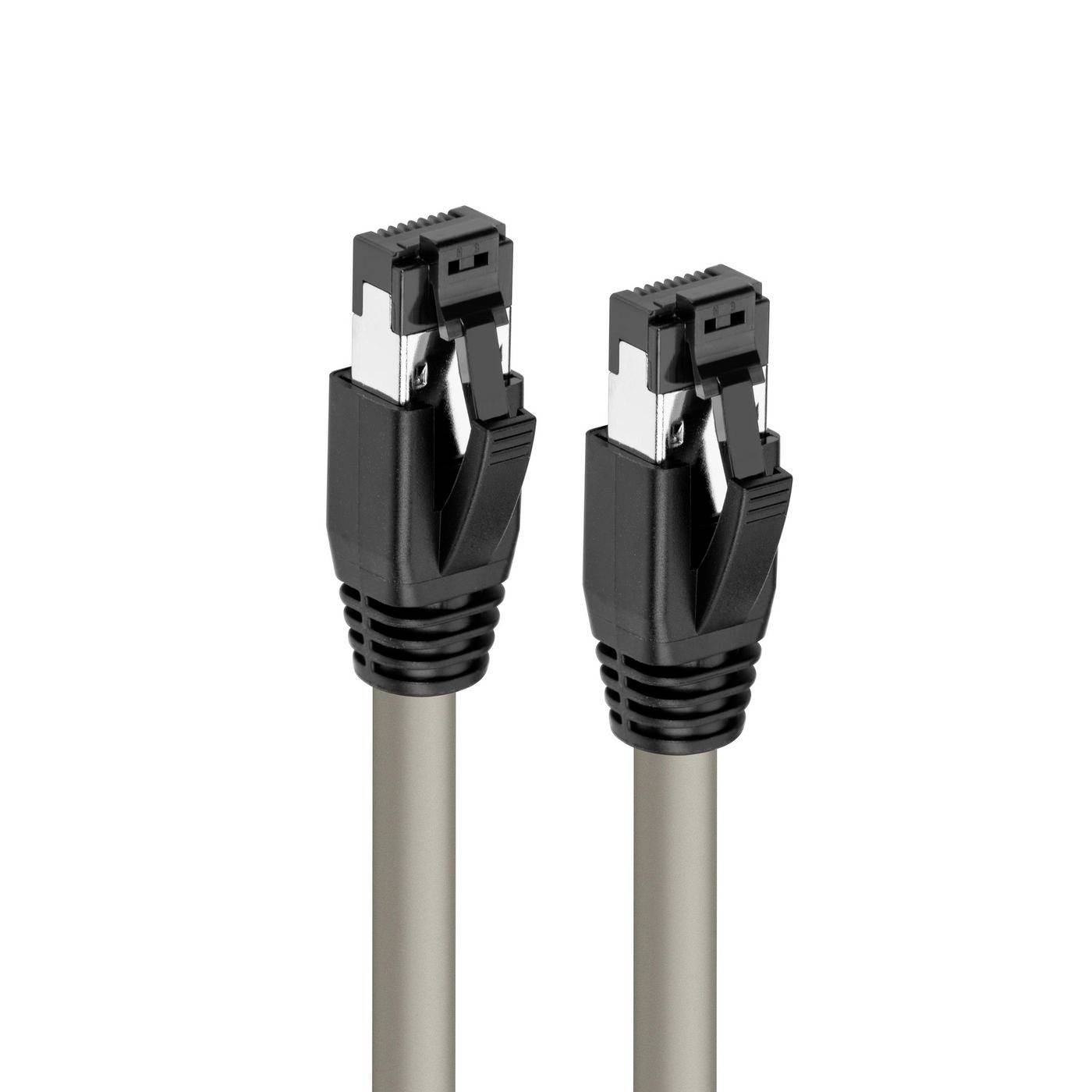 Dva černé konektory sítě Ethernet s šedými kabely na bílém pozadí.