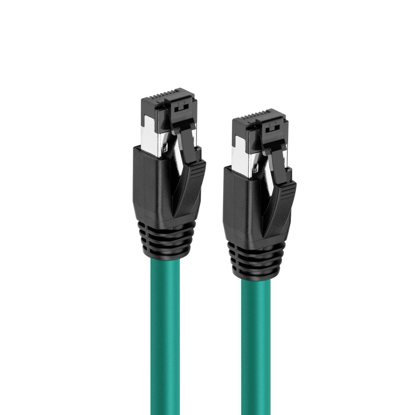 Dva černé konektory ethernetového kabelu na zelených kabelech, zobrazené vedle sebe na bílém pozadí.