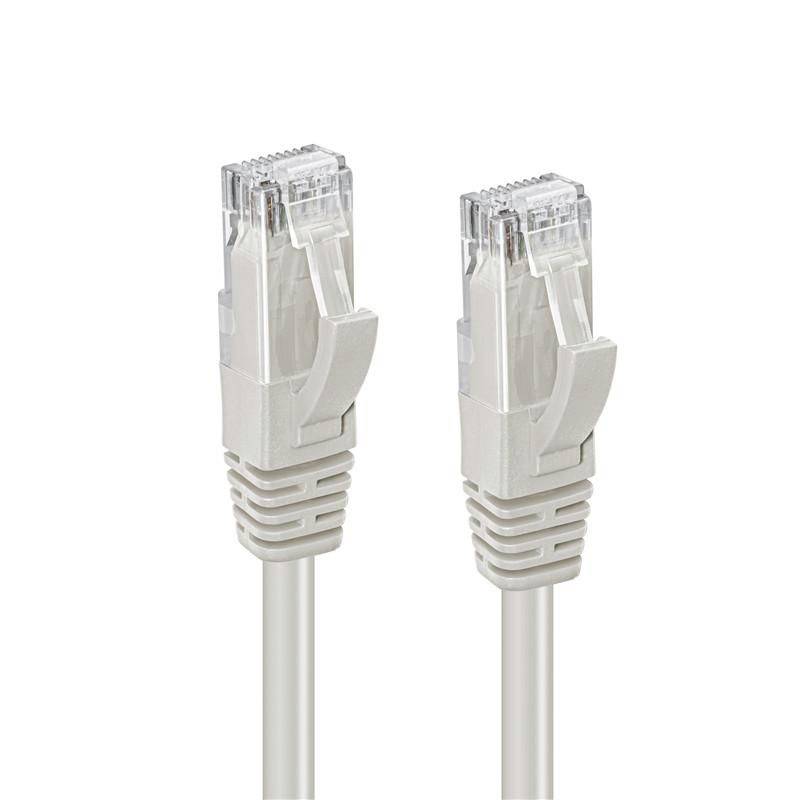 Dva bílé konektory ethernetových kabelů s připojenými šedými kabely, zobrazené vedle sebe na prostém pozadí.