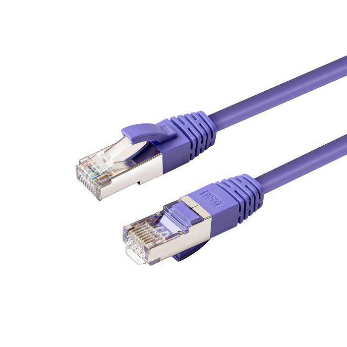 Dva fialové ethernetové kabely s konektory RJ45 na bílém pozadí.