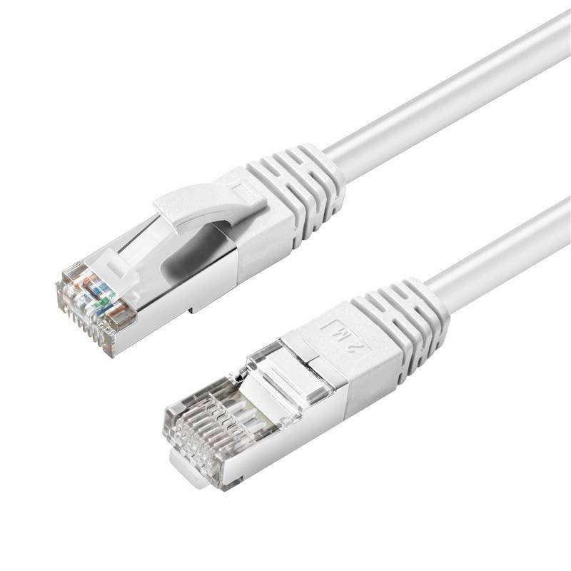 Dva bílé ethernetové kabely s konektory RJ45 zobrazené na bílém pozadí, jeden konektor otevřený a jeden zavřený.