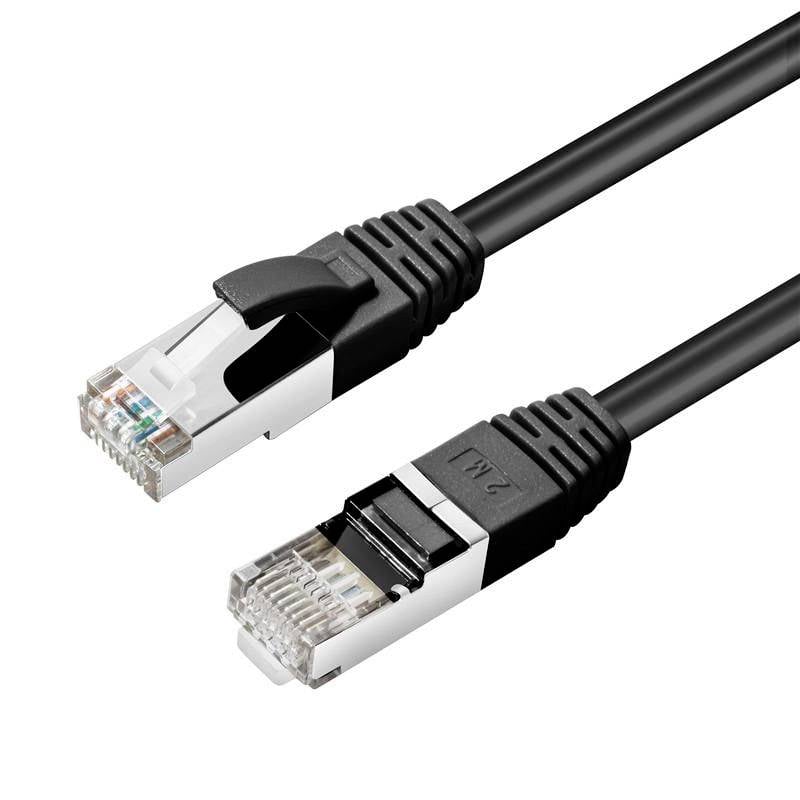 Dva konektory ethernetového kabelu, jeden čirý a jeden černý, zobrazené na bílém pozadí.