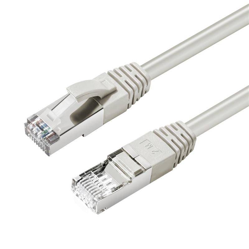 Dva ethernetové síťové kabely s konektory RJ45 zobrazené na bílém pozadí.