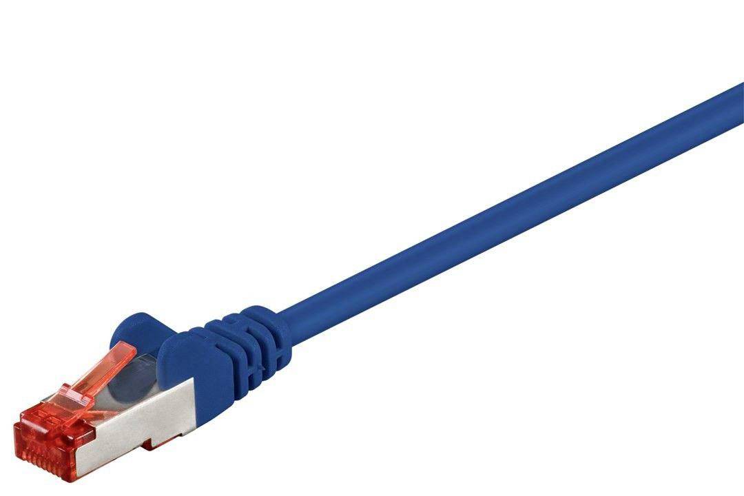 Modrý ethernetový kabel s červeným konektorem RJ45 na bílém pozadí.