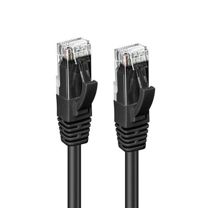 Dva černé ethernetové kabely s konektory RJ45 na bílém pozadí.