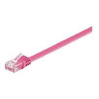Růžový ethernetový kabel se konektorem RJ45 na bílém pozadí