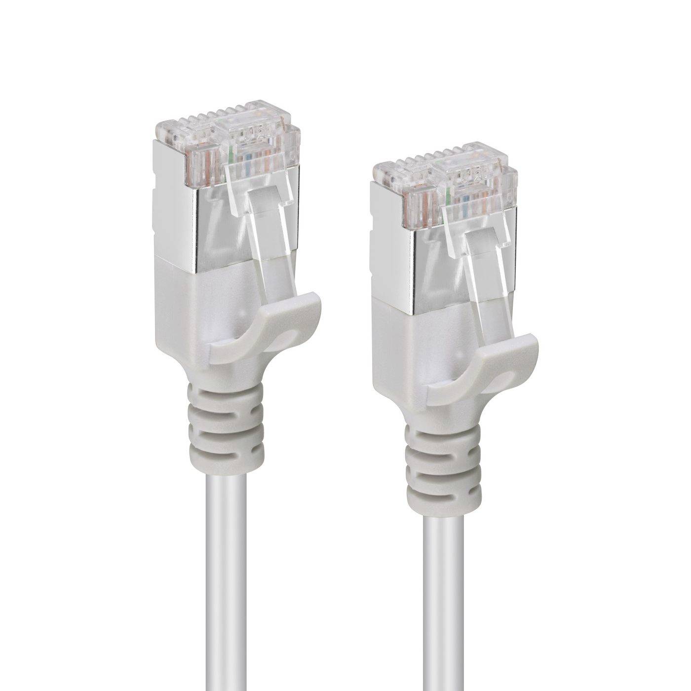 Dva bílé konektory ethernetového kabelu zobrazené vedle sebe na jednoduchém pozadí.