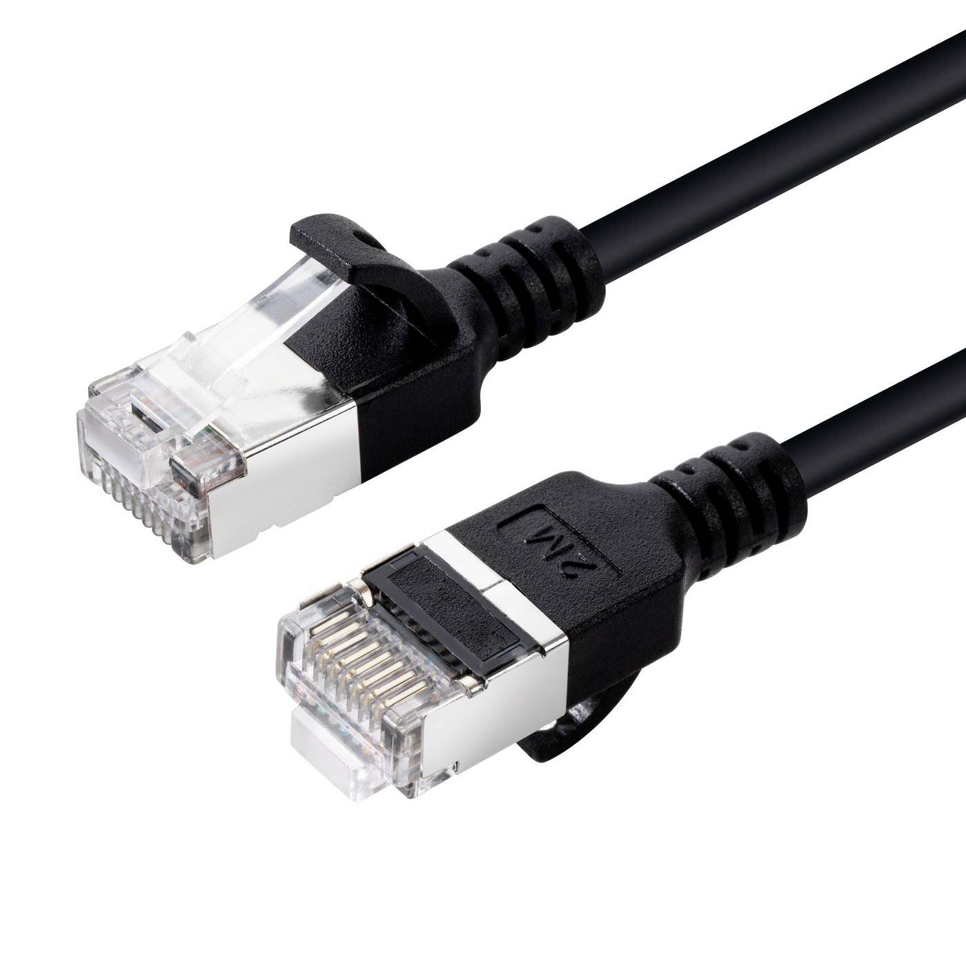 Dva černé ethernetové kabely s konektory RJ45, jeden s průhledným konektorem a jeden s černým konektorem, zobrazené na bílém pozadí.