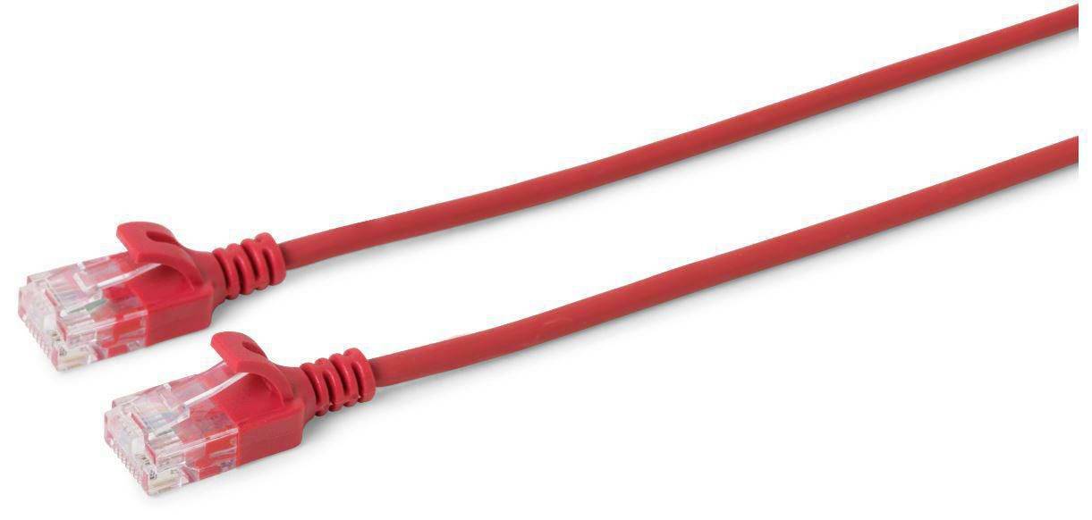 Dva červené síťové kabely Ethernet s konektory RJ45 na bílém pozadí.