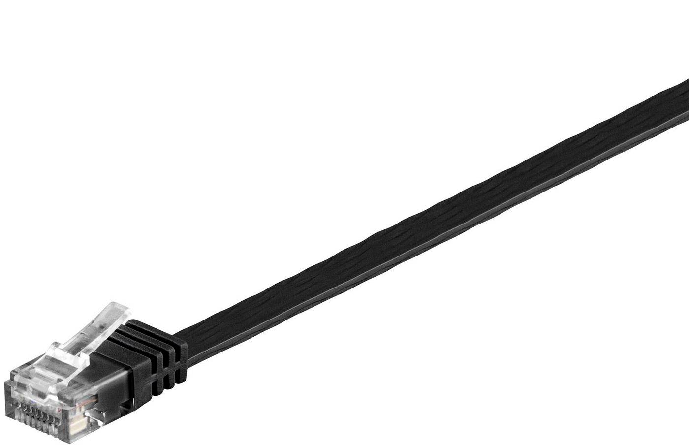 Černý ethernetový síťový kabel s čirým konektorem RJ45 na bílém pozadí.