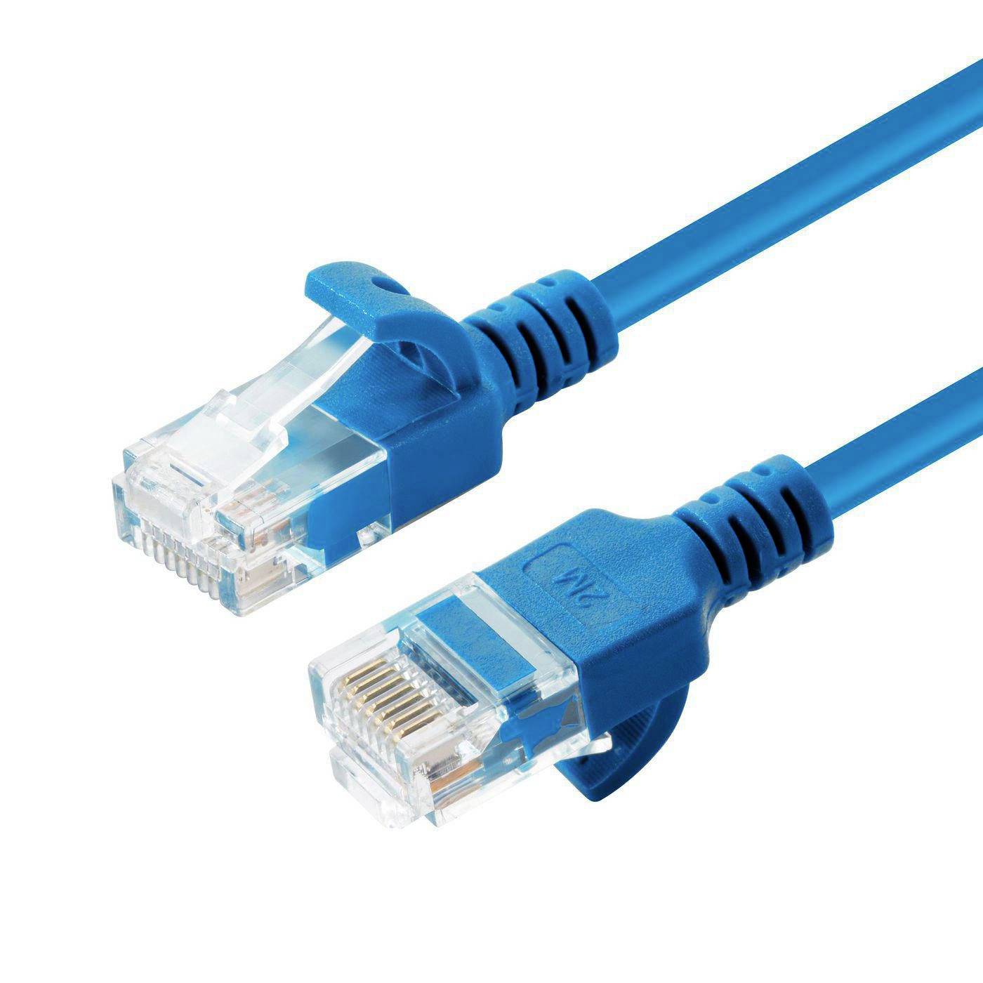 Dva modré ethernetové kabely s konektory RJ45 na bílém pozadí.