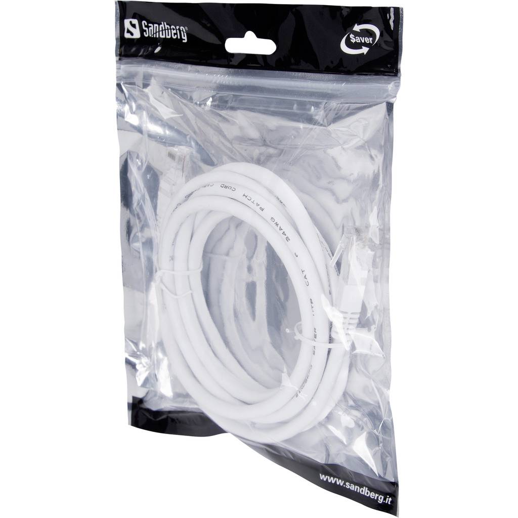 Čirý plastový sáček obsahující svitnutý bílý kabel s brandingem Sandberg a Saver, přičemž je kabel viditelný skrze obal.